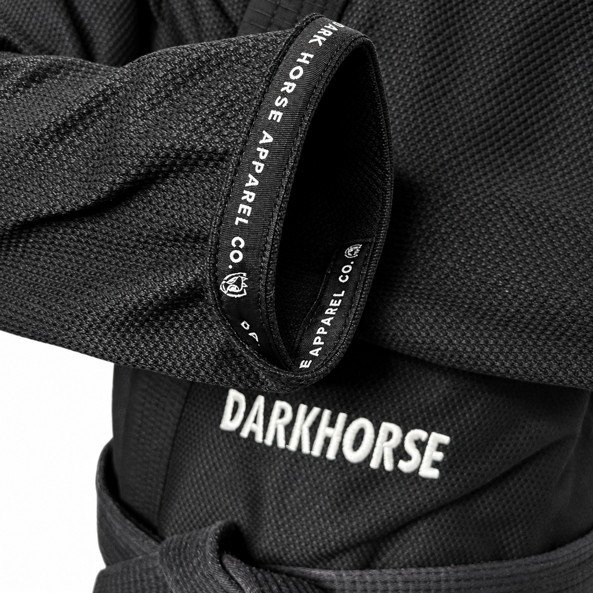 V2 Black – detalhes da manga e bordado