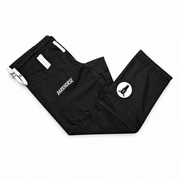 V2 Black – calça com fundo branco